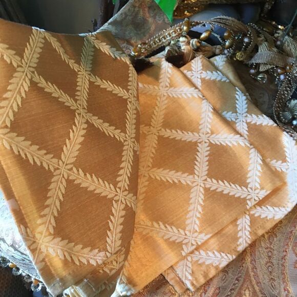 DIAMOND GOLD Dinner Napkins! - Picture 8 of 12